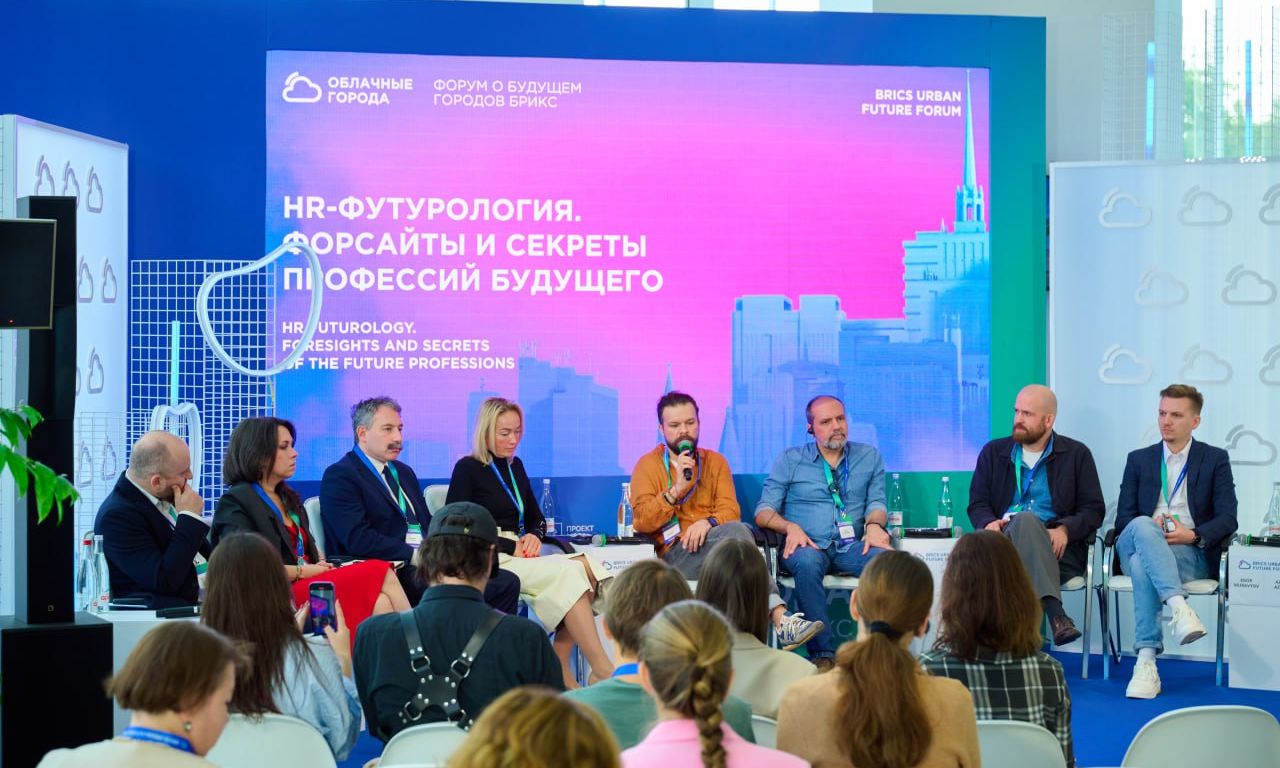 До 2030 года, по прогнозам аналитиков, до 14% работников перейдут в новые профессии, связанные с искусственным интеллектом и автоматизацией. Компании уже перестраивают кадровую политику: инвестируют в переподготовку сотрудников и развитие гибких навыков, чтобы люди могли адаптироваться к меняющимся ролям.