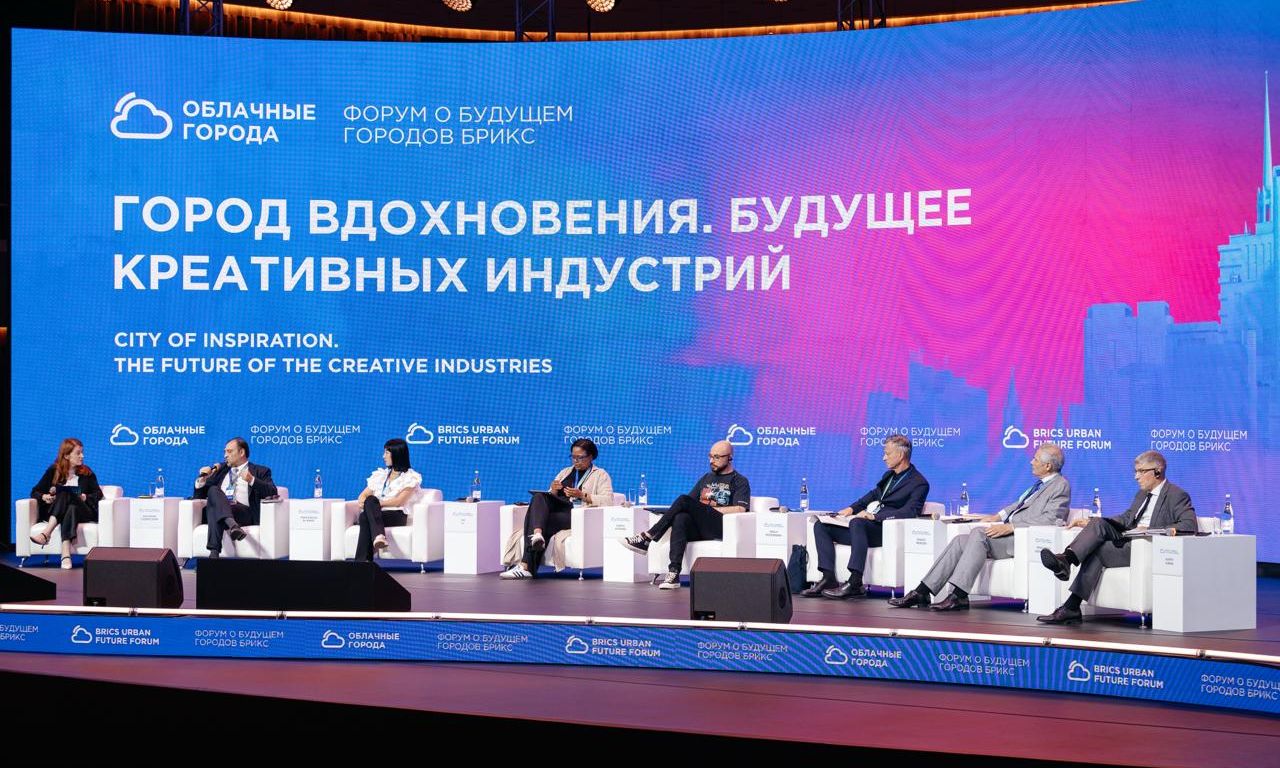 Сегодня стрит-арт выходит за пределы улицы и обретает цифровые измерения. В Берлине световые проекции превращают фасады домов в динамические полотна, в Токио AR-очки позволяют зрителю «войти» в цифровую картину, а в Мехико роботы создают граффити, которые исчезают после того, как их сфотографируют тысяча человек.