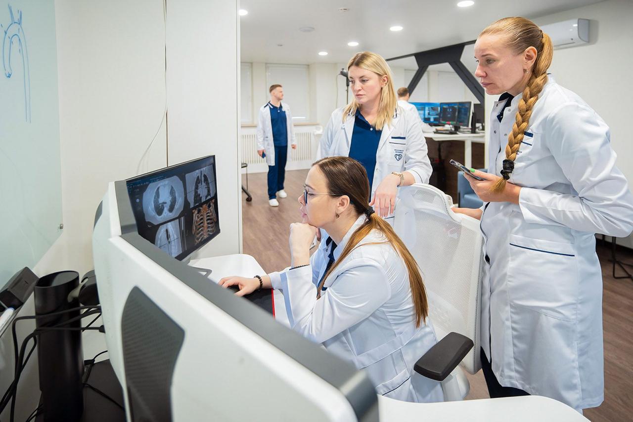 Все больше технологий становятся частью привычных медицинских практик. Сегодня достаточно просто попросить виртуального ассистента, чтобы ваши данные о давлении или пульсе попали в электронную карту. Для пациента это — минута времени, для врача — возможность видеть динамику и принимать решения на основе данных.